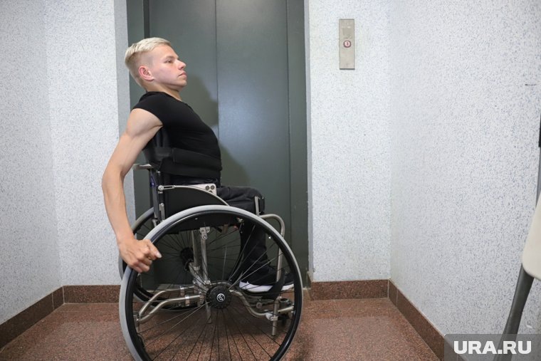 Никита самостоятельно преодолевает все преграды. Фото: Размик Закарян © URA.RU