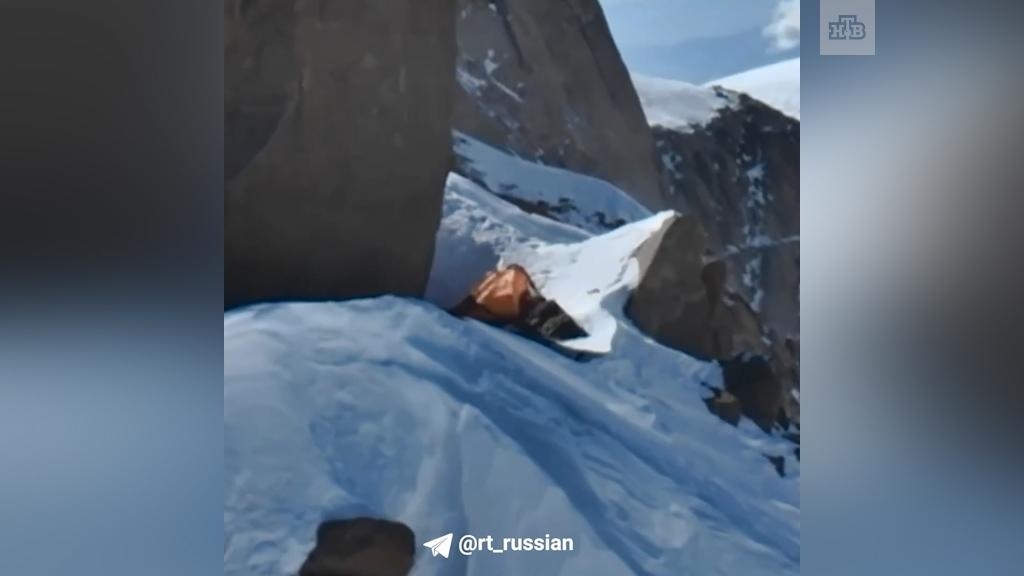   Сын застрявшей на пике Победы альпинистки попросил СК и МИД спасти его мать