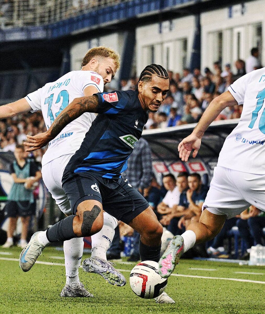    «Зенит» в начале светлой полосыАлексей Андрианов