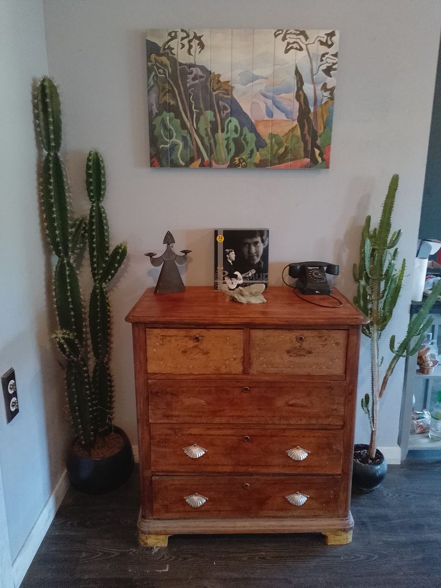 У комода на момент съемки еще не было аутентичных ручек. Поскольку в нем хранятся диски, то комплект записей Высоцкого мы поселили тоже здесь