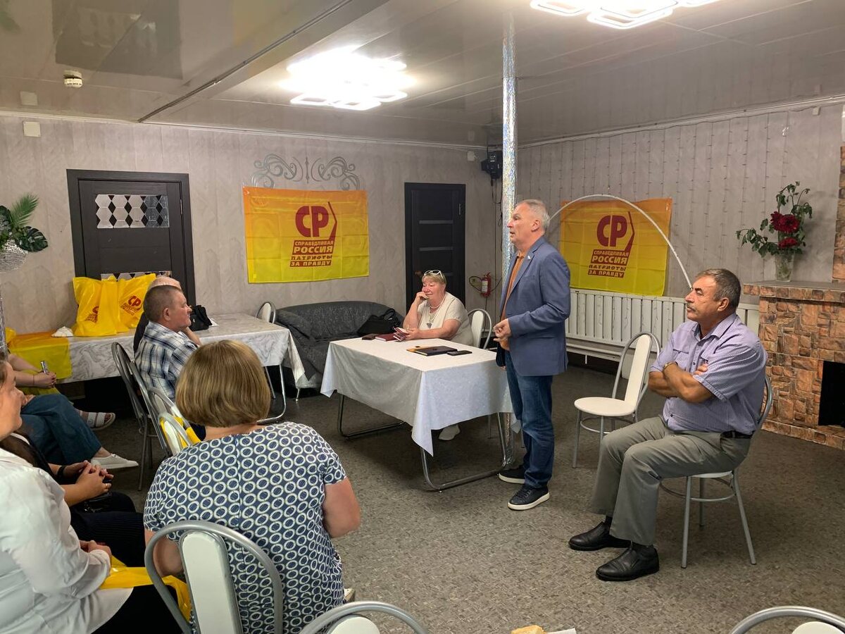 На встрече с жителями Чернышевского района. Фото из личного архива Ю.И. Григорьева