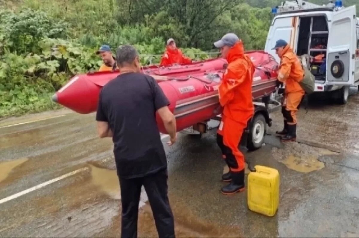    Село под водой, люди на крышах.
