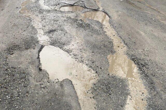    Остаётся открытым вопрос, когда же остальные 385 км дорог, по которым ежедневно ездят школьные автобусы, приведут в порядок. Фото: АиФ/ Анна Городкова