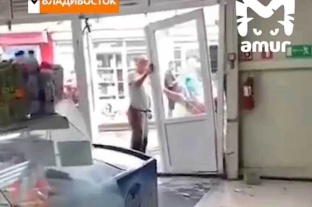    Следом рабочие в спецовках принялись выбивать стекла, сносить двери и делать другие разрушения