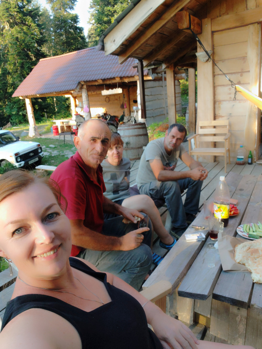 Наша дружная компания - автор канала, Беслан, Марина (https://t.me/turagentpomiru), Гудиса, дети отдыхают где-то рядом сами по себе