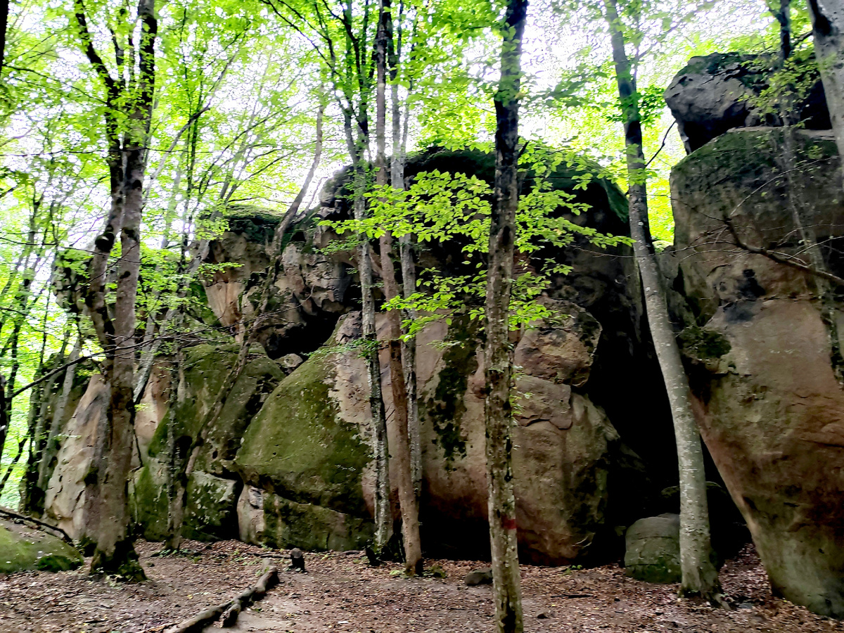 Скальные останцы-великаны на горе Шапка в окрестностях Псебая. Фото автора