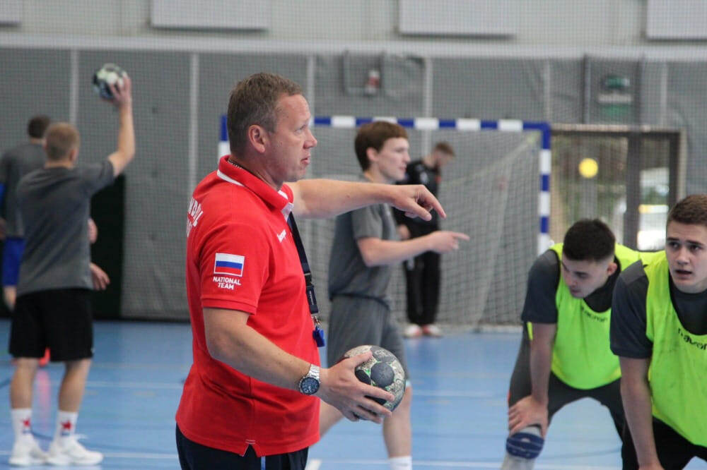    Дмитрий Бочарников в первый же сезон работы вывел "академиков" в элиту