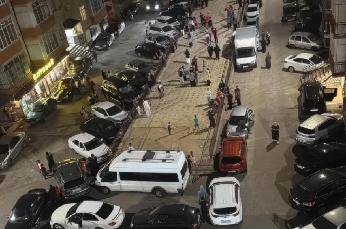    После подземных толчков жители Каспийска и Махачкалы вышли на улицу.