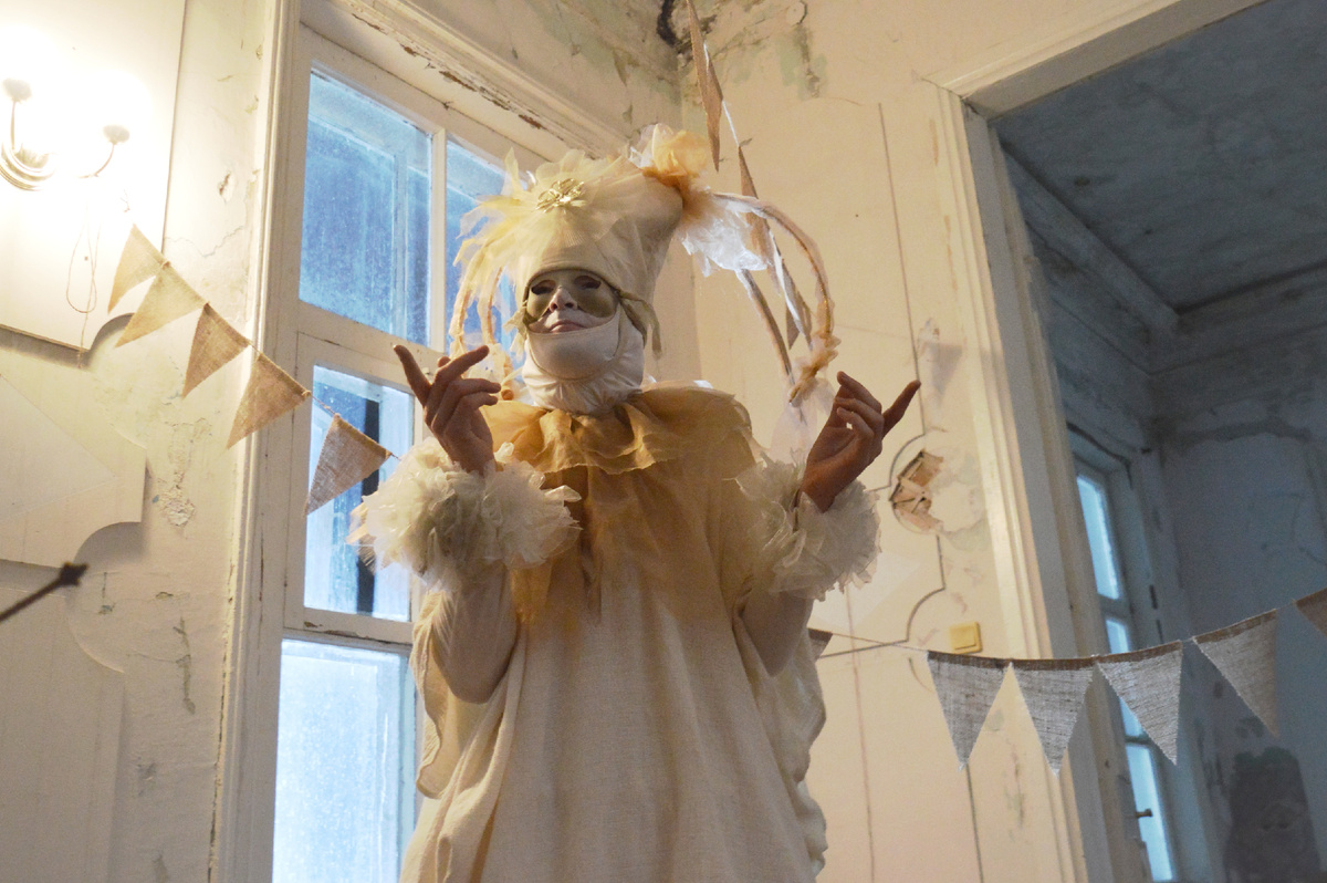 Фото Анастасии Асташовой (под маской — Алексей Сычёв, саунд-мастер, актер театра «Странствующие куклы господина Пэжо»)