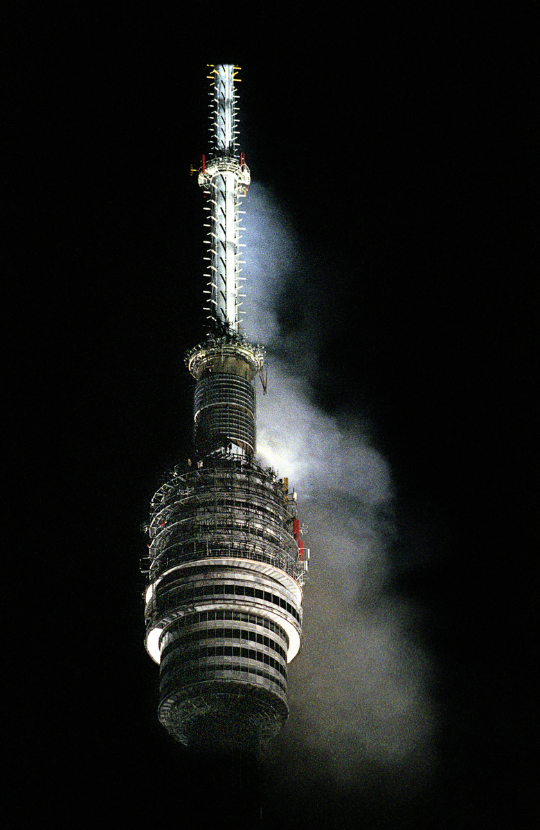    После срабатывания пожарной сигнализации началась эвакуация людей из здания телебашни. Примерно через десять минут после передачи информации о возгорании диспетчеру на место происшествия прибыли пожарные, спасатели и бригада экстренной медицинской помощи / РИА Новости