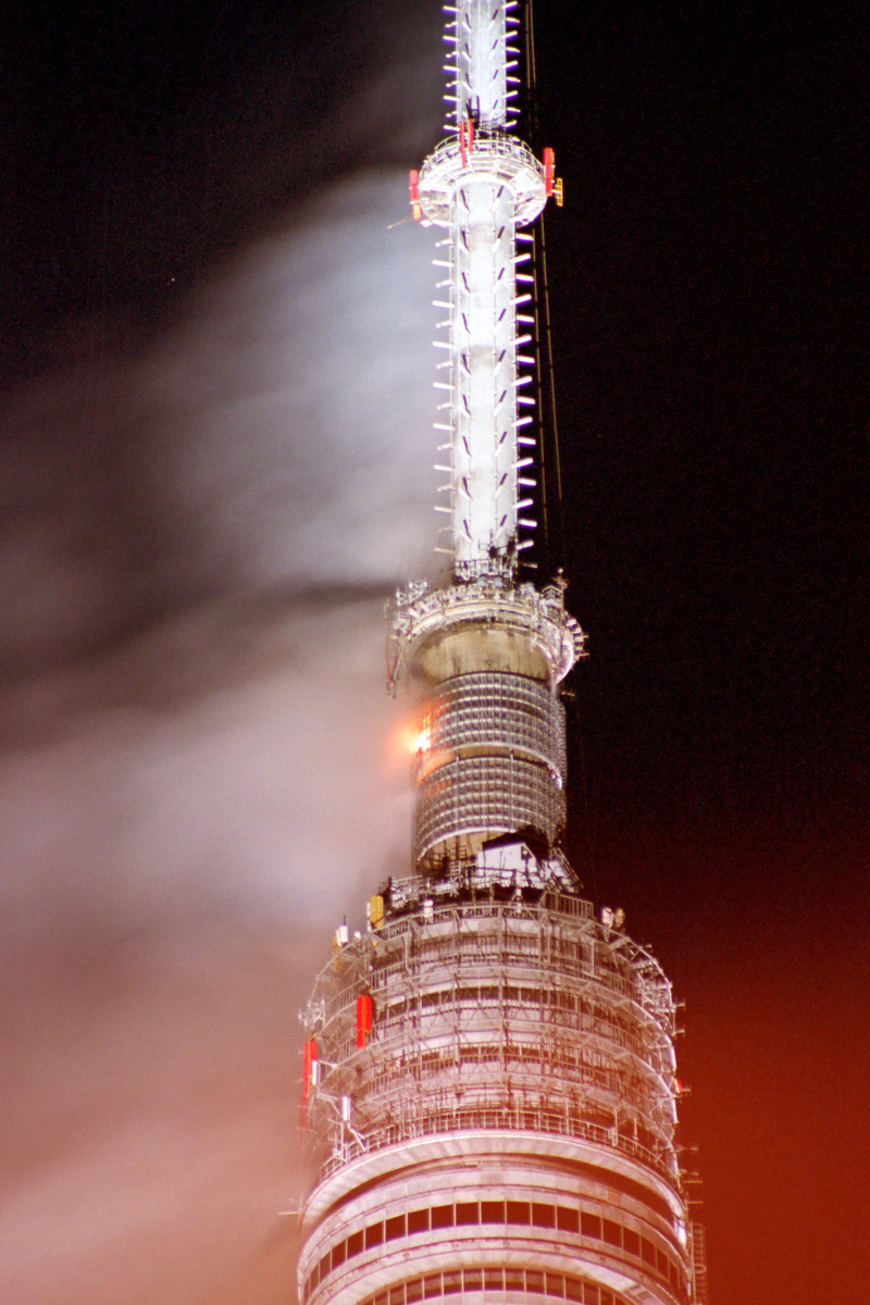    В течение получаса была сформирована группировка сил, которая приступила к тушению пожара и проведению спасательных работ. Экстренные службы задействовали около 40 пожарных автомобилей / Legion-Media / Бурлак Максим/PhotoXPress.ru