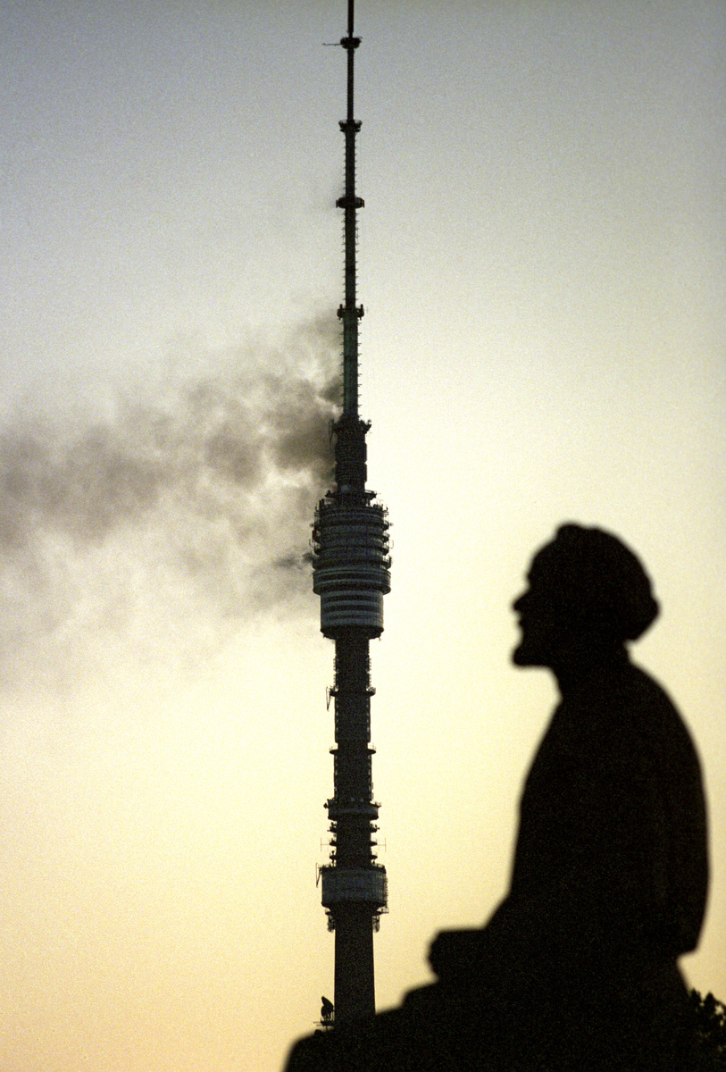    Несмотря на усилия пожарных, быстро побороть огонь не удалось. Вечером 27 августа с высоты несколько сотен метров обрушилось три лифта. В одном из них погибли замначальника УГПС Северо-Восточного округа полковник Владимир Арсюков, слесарь-ремонтник Александр Шипулин и лифтёр Светлана Шкатила / РИА Новости