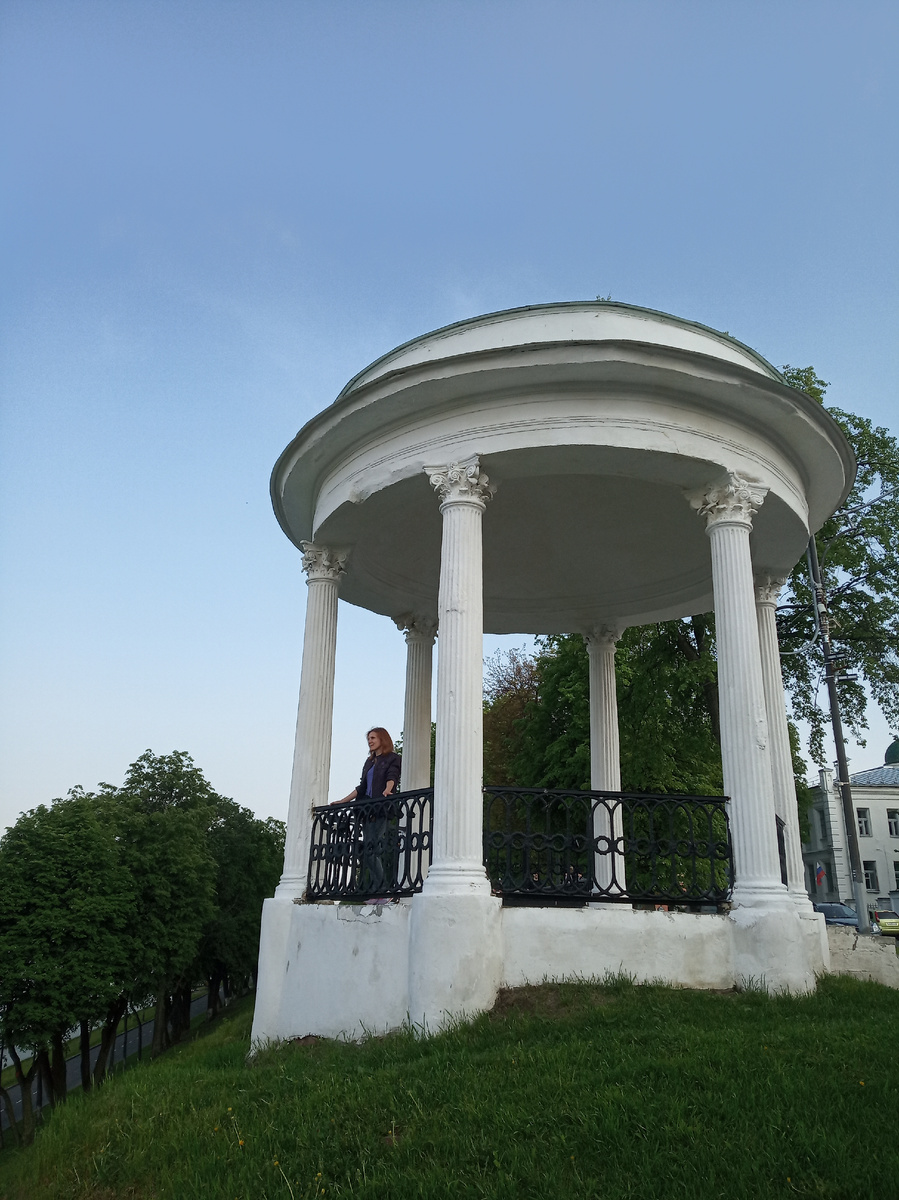Ротонда на набережной Волги. Ярославль 2023. Фото автора.