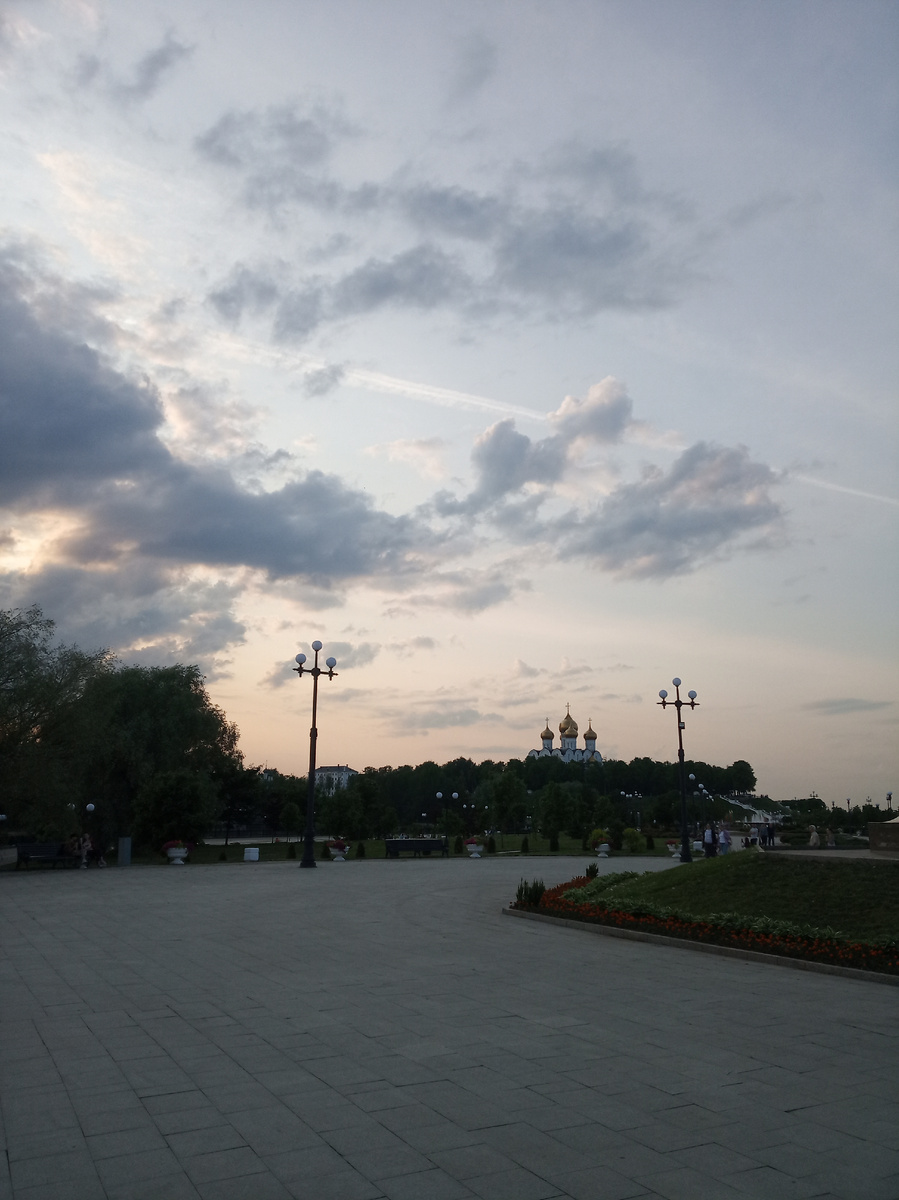 Ярославль 2023. Парк Стрелка. Вид на Успенский собор. Фото автора.