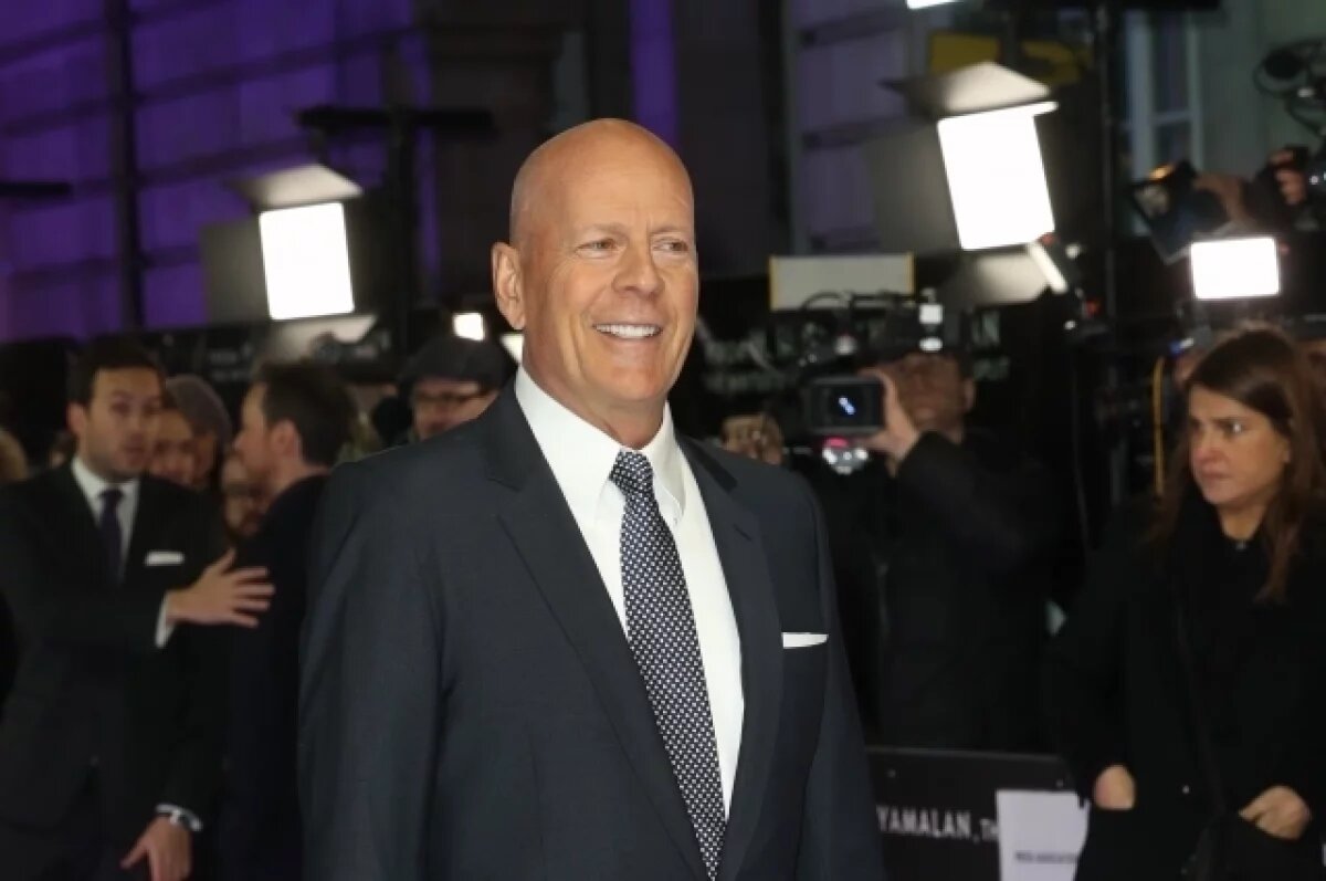    Семья Брюса Уиллиса переселила его в отдельный дом из-за деменции