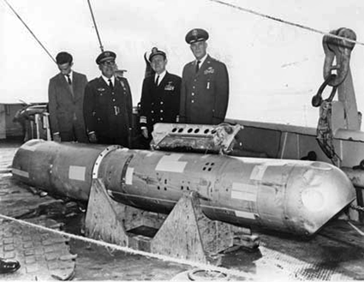 Термоядерная бомба B28RI, поднятая с глубины 869 метров, на палубе USS Petrel.