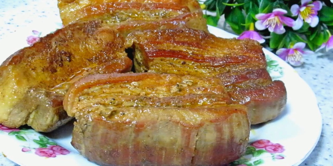 Мясо тает во рту. Во вкусе лёгкая копчёность, небольшая терпкость. Грудинка в этом соусе шикарна.