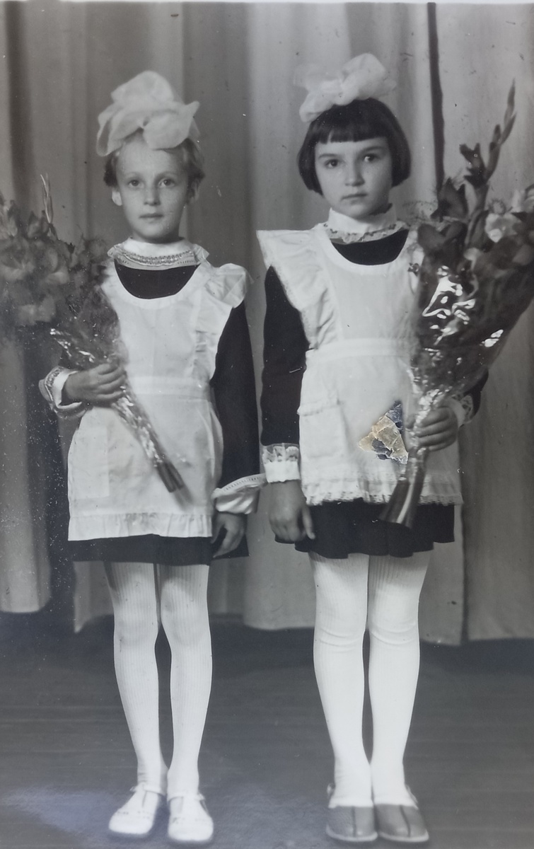 С гладиолусами в первый класс.Ч и моя подружка-второклассница