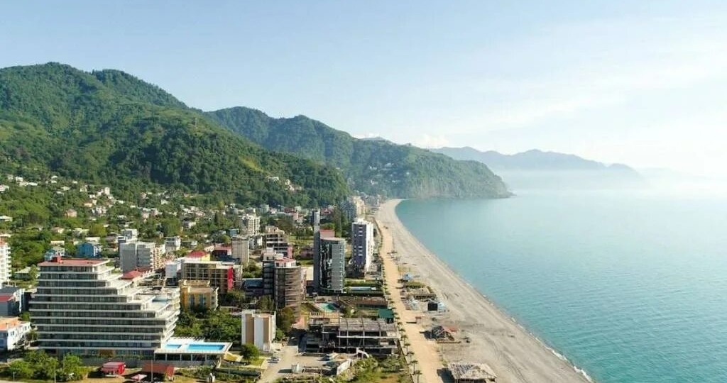На этом грузинском курорте самое чистое море: отдых в Гонио, цены, достопримечательности, маршруты