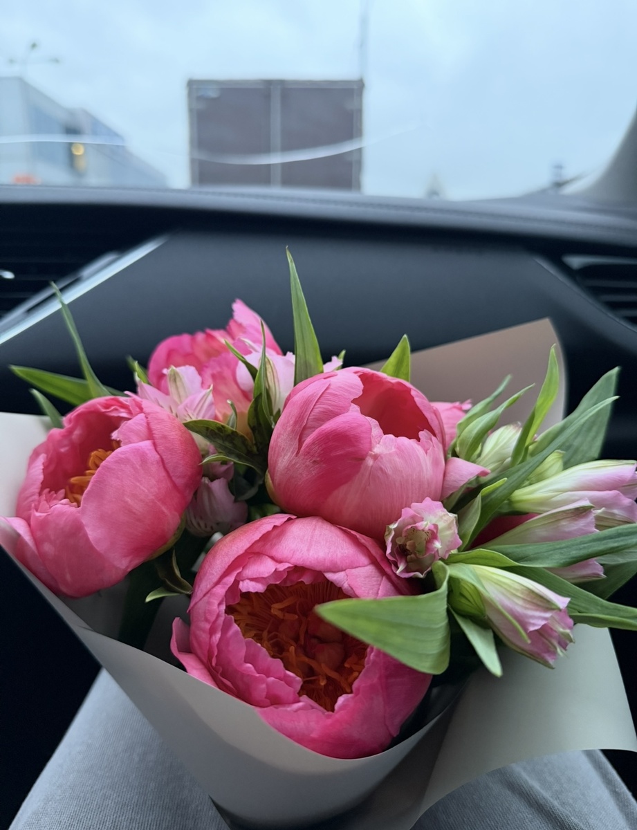 Букет для дочери - конечно ездили ее встречать в аэропорт. 