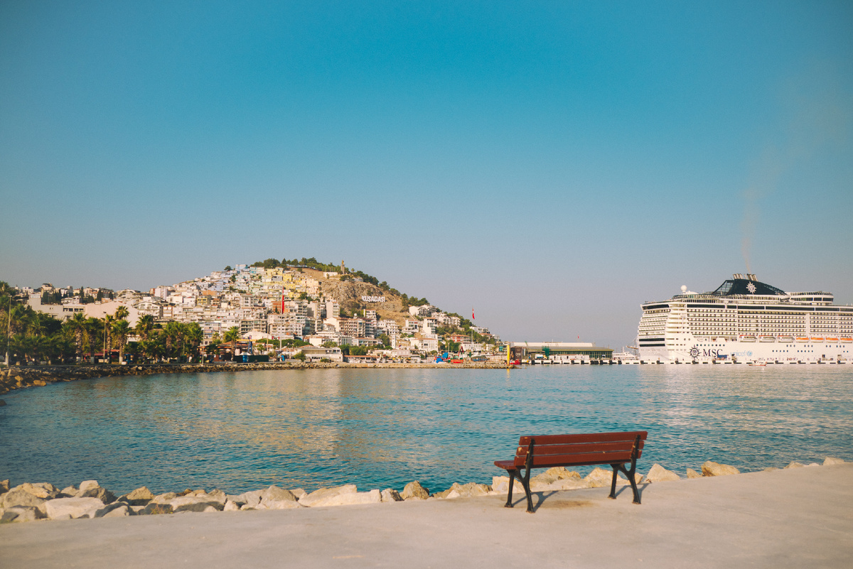 Утренний пейзаж на набережной турецкого Кушадасы