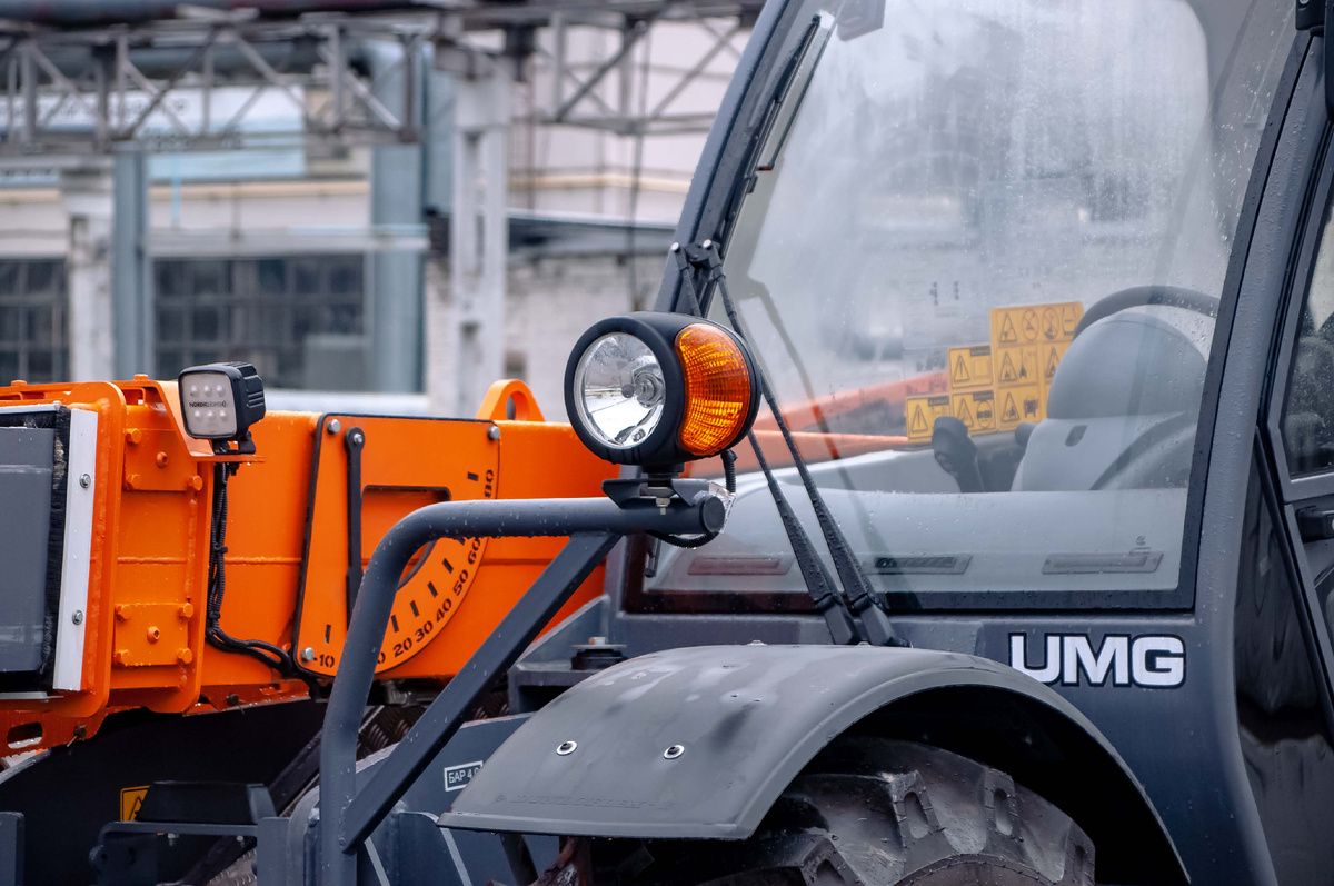 UMG универсальный телескопический погрузчик