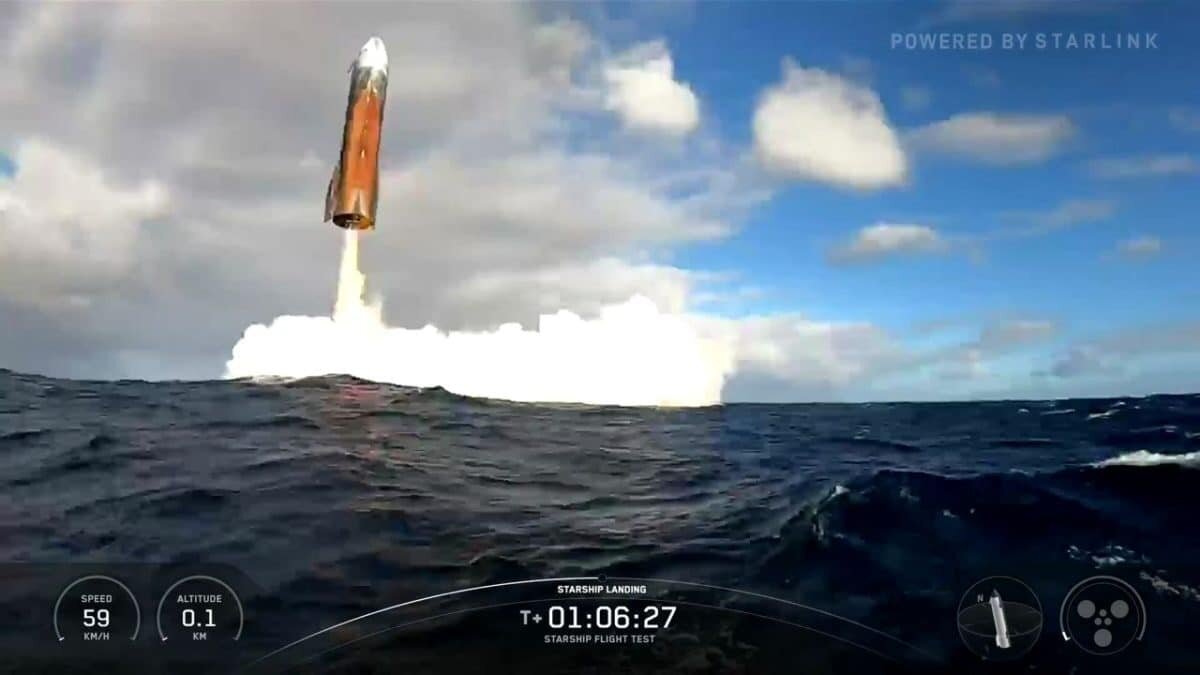   Starsship S37 27 августа 2025 года. Корабль снят с буя компании в момент перед мягким приводнением. Хотя использовать его для полета после контакта с соленой водой нельзя, изучение ступени позволяет оценить эффективность разных вариантов теплового щита / © SpaceX