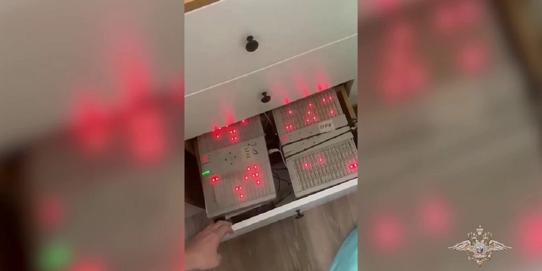 В Твери задержали мужчину, организовавшего дома мошенническую телефонную станцию