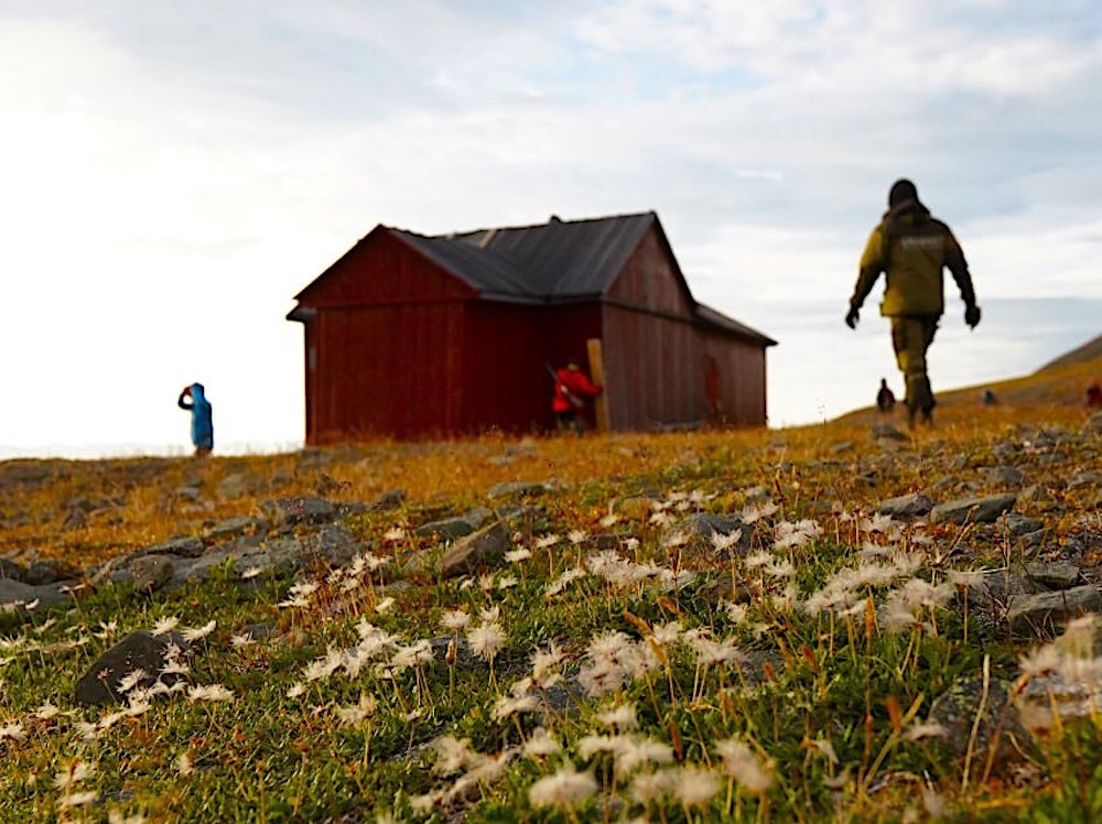 Экскурсия в дом В.Русанова на Шпицбергене. Фото предоставлено организаторами