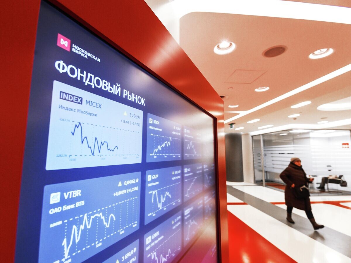    Котировки фондового рынка на экране в здании Московской биржи© РИА Новости . Григорий Сысоев