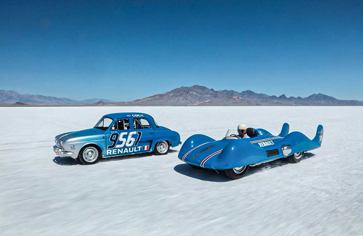 На фото — два легендарных рекордных Renault.Слева — модифицированный Renault Dauphine, подготовленный для заездов на скорость.Справа — обтекаемый «стримлайнер» Renault Étoile Filante («Падающая звезда») с турбореактивным двигателем, построенный для рекордов скорости на соляном озере Бонневиль в 1956 году. Фото: открытые источники.