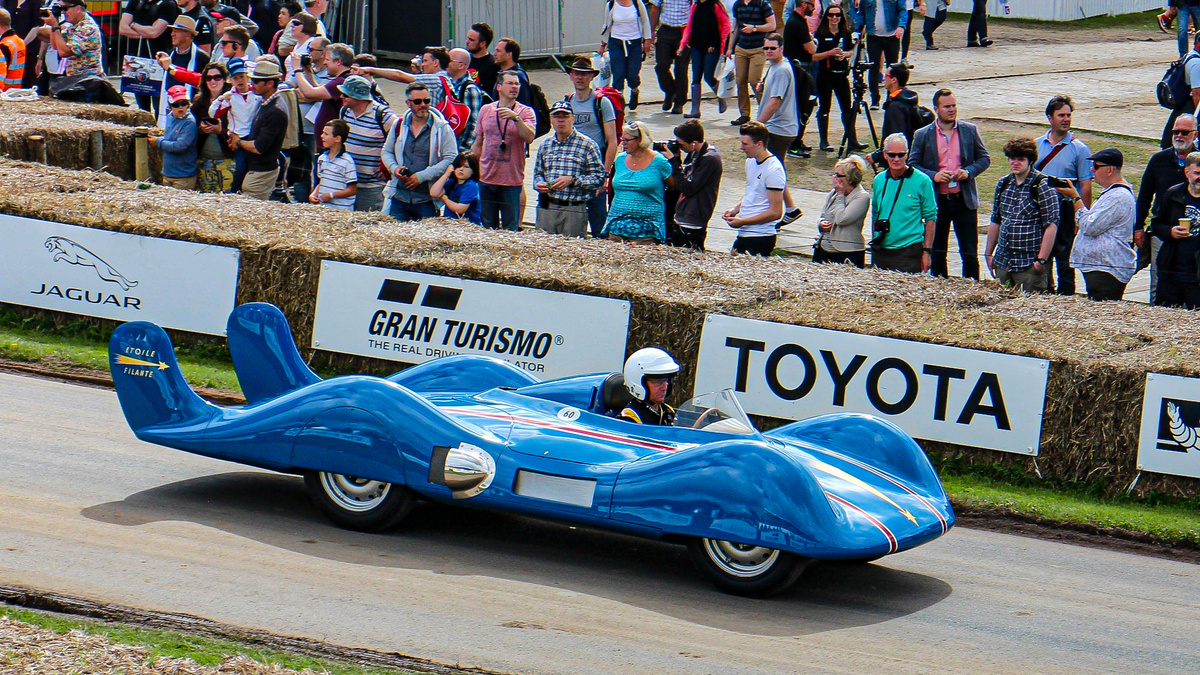 На фото — легендарный Renault Étoile Filante. Уникальный газотурбинный болид 1956 года, установленный рекордсмен скорости на солончаке Бонневиль, сегодня радует публику на ретро-фестивалях. Фото: открытые источники.