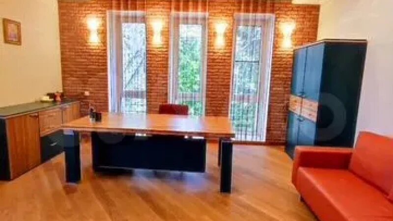     В Барнауле продают желтую квартиру с огромной ванной в клубном районе города за 38,5 млн рублей. «Авито»