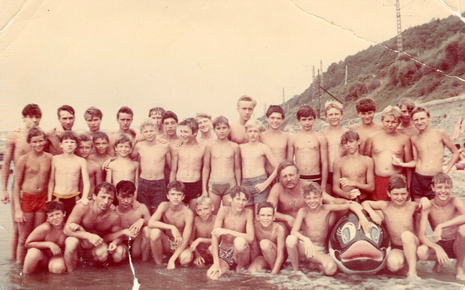 Основатель тихорецкой школы бокса Александр Фридман с юными воспитанниками на черноморском побережье. Здесь в 1990 году они проходили летние тренировочные и оздоровительные сборы.