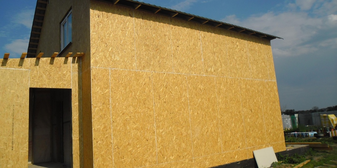 Строители против ОСП: чем на самом деле лучше обшивать каркасный дом?