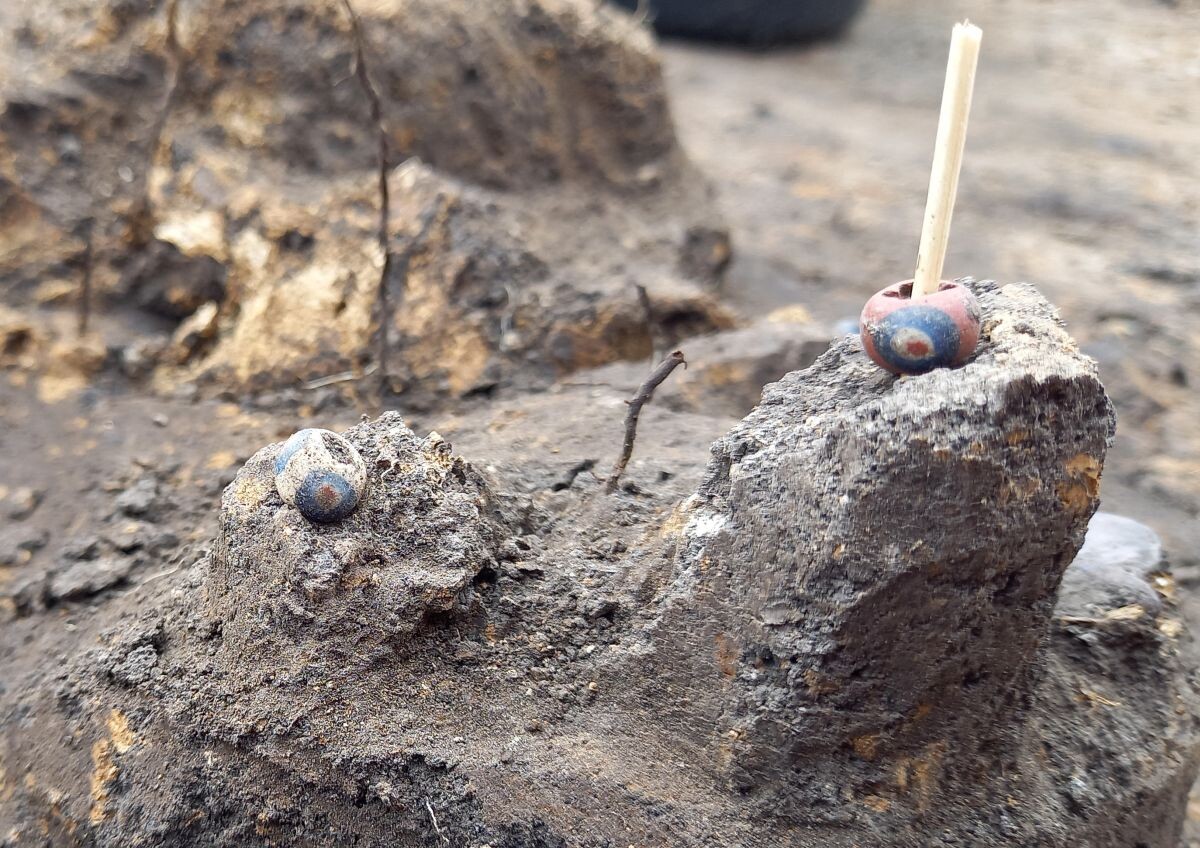 Стеклянные бусы в погребении