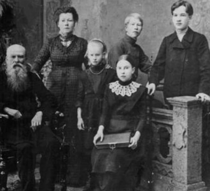 А.Грин с семьей.Фото с сайта 24.smi.org