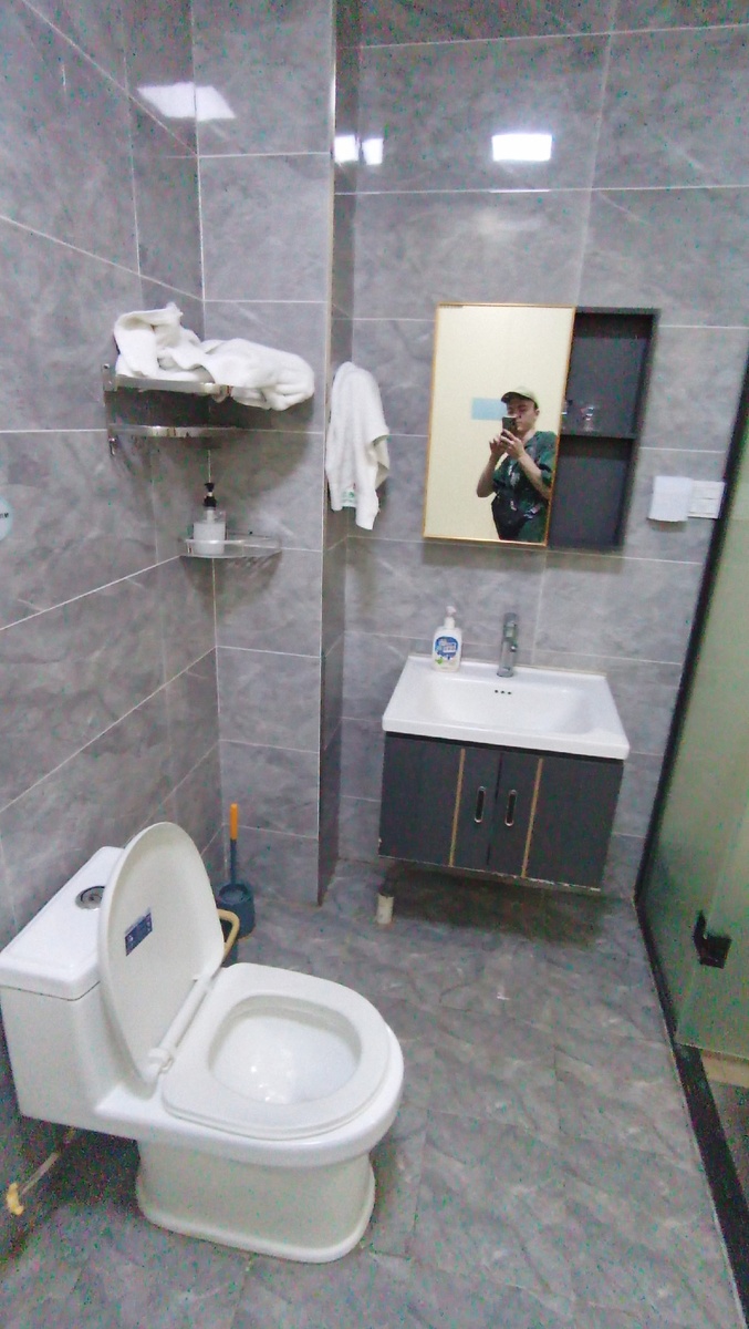 Туалет прямо в комнате, за стеклянными матовым стенками