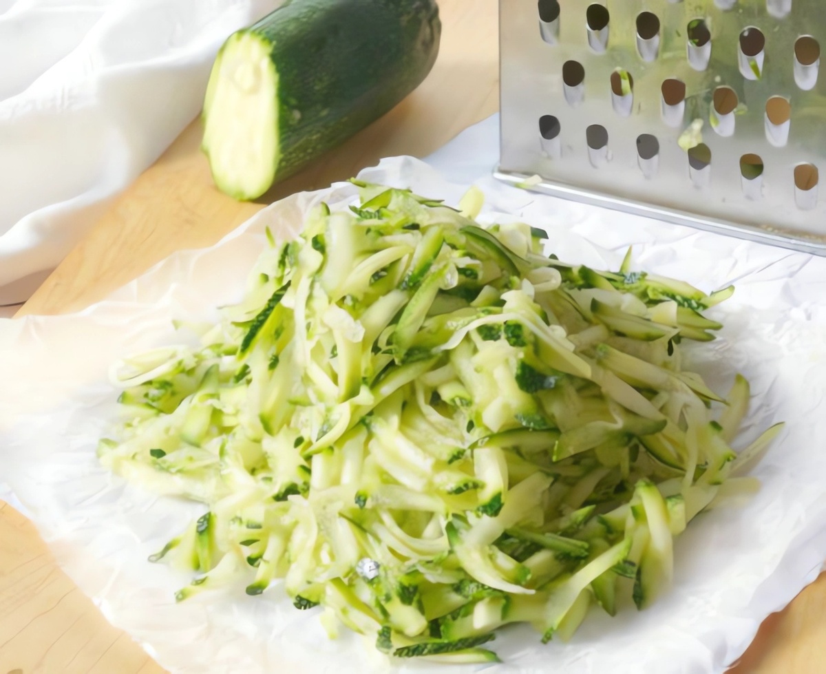 Натереть кабачок для брауни можно вместе с кожурой