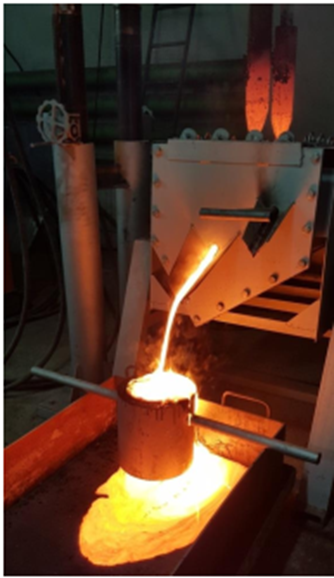 Выпуск расплава из нижней летки руднотермической печи З-10М2