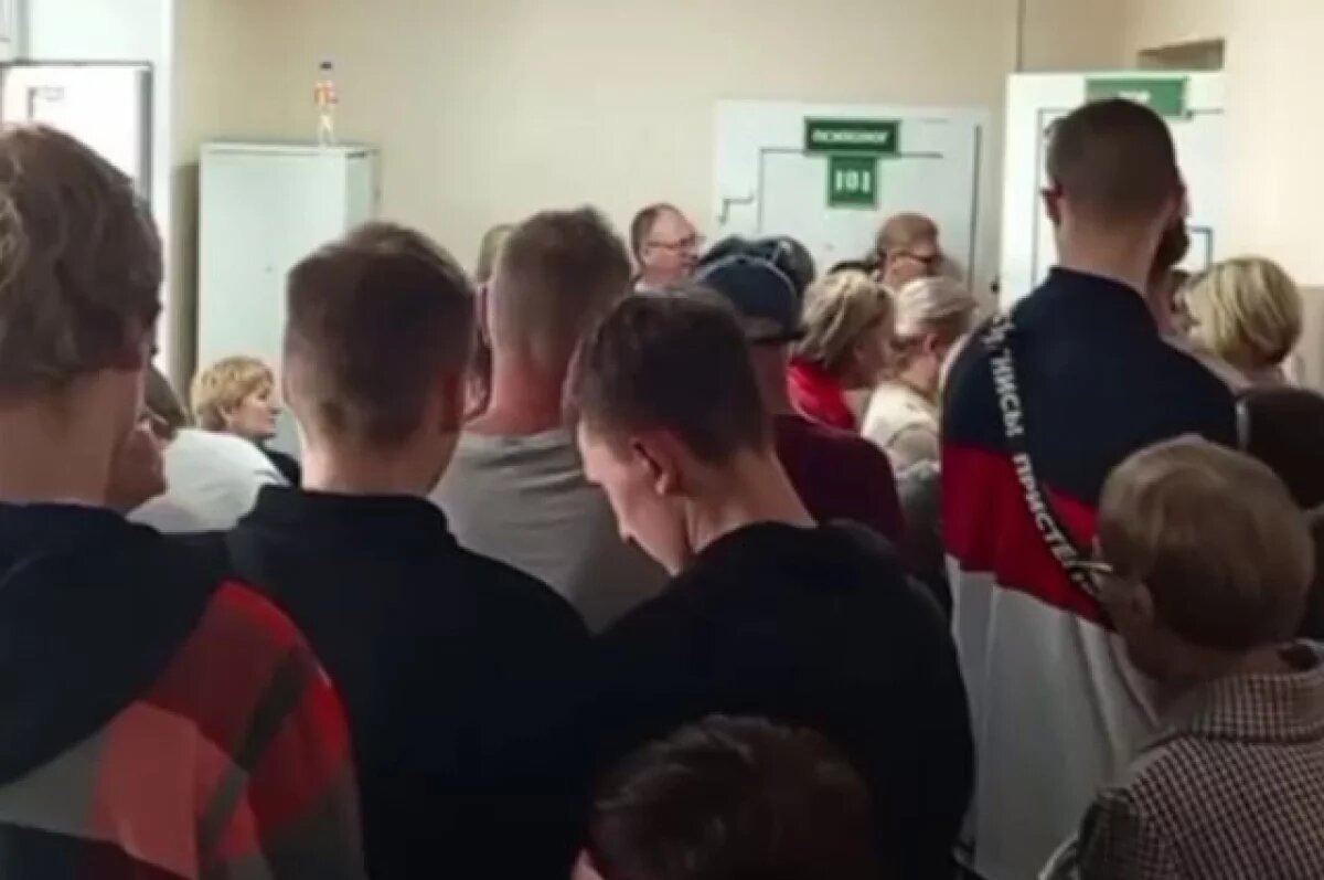    Жители Елизова жалуются на огромные очереди в поликлинике