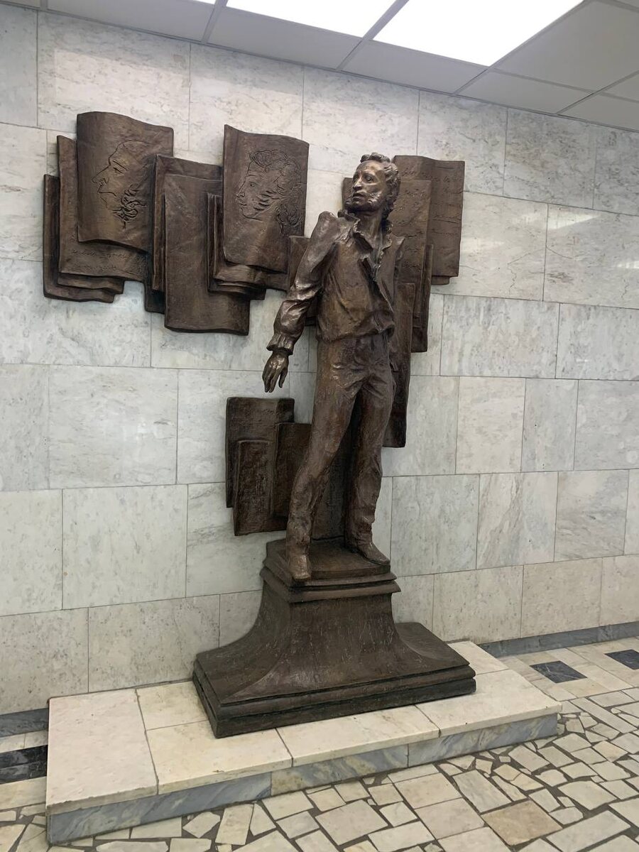 Памятник Пушкину в Институте Пушкина (с) Александра Гузева