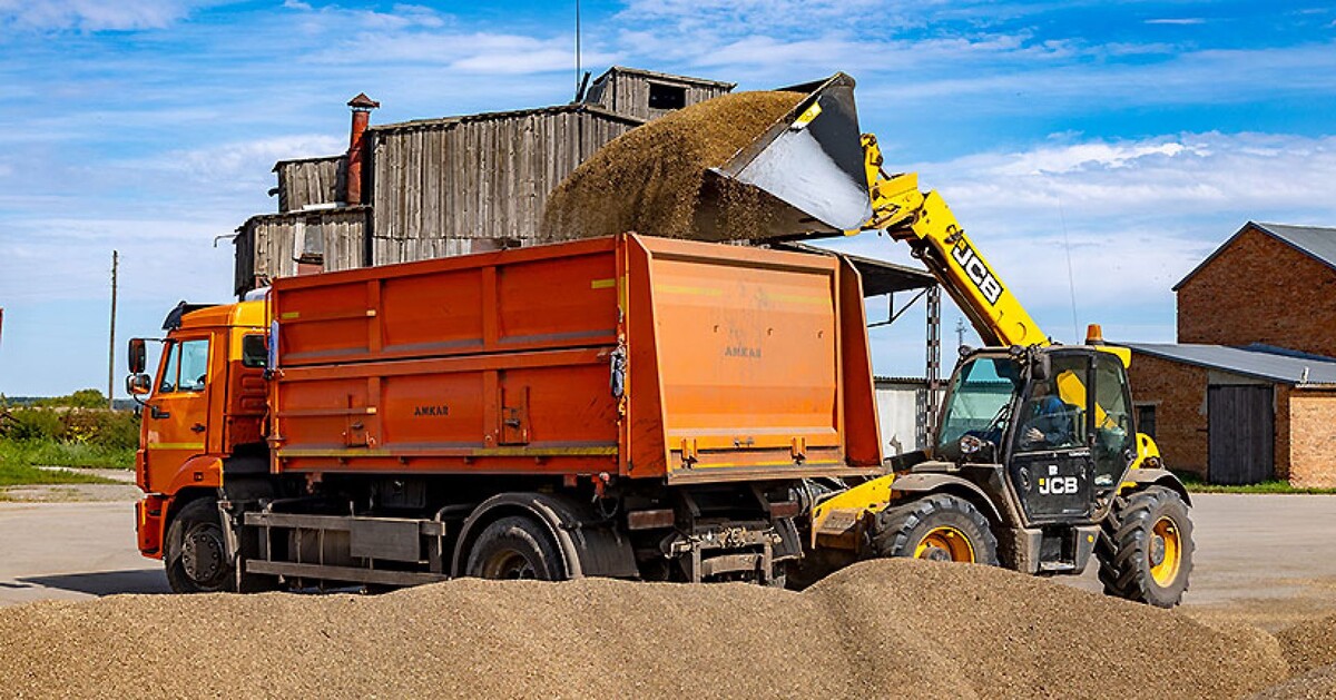 Аграрии используют каждую не дождливую минуту.