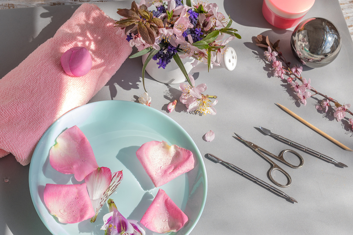 shutterstock📷Лучше подстригать увлажненные ногти, например, после ванной или тонизирующих ванночек