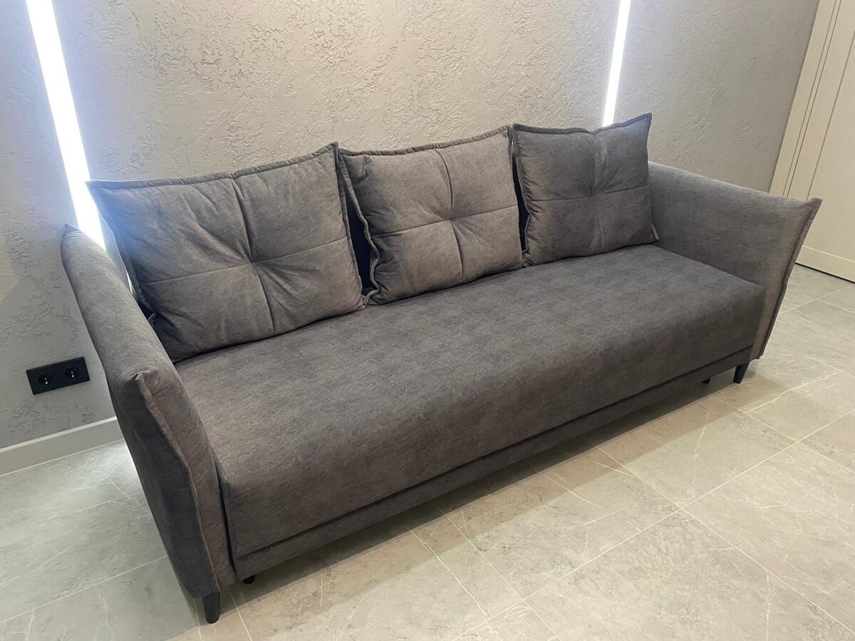 Трехместный диван имеет механизм трансформации - "еврокнижка", который надежен, долговечен и прост в эксплуатации. Комфортное спальное место: 141*190 см
Габаритные размеры дивана: 222*92*89 см