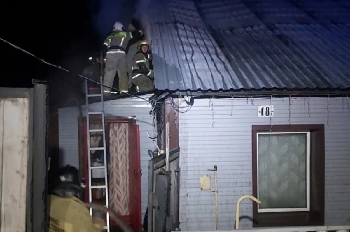    Два газовых баллона вынесли пожарные из горящего частного дома в Бийске