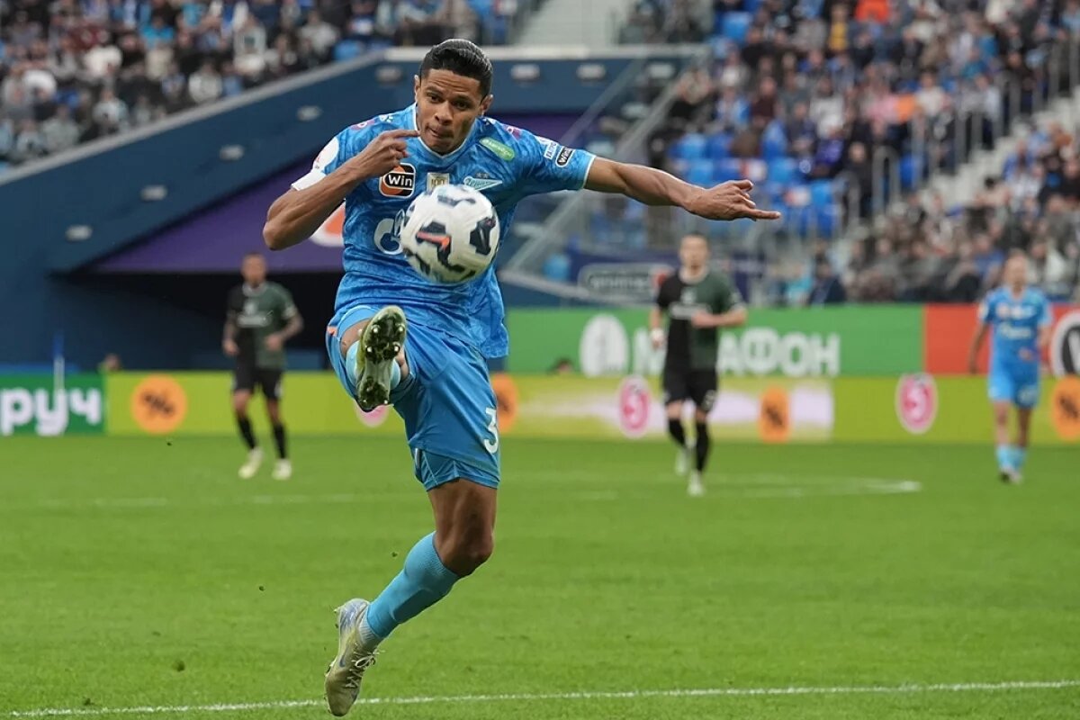    Игрок ФК «Зенит» Дуглас дос Сантос в матче 24-го тура чемпионата России по футболу среди клубов Премьер-лиги между командами ФК «Зенит» (Санкт-Петербург) и ФК «Краснодар» (Краснодар), 2025 год.