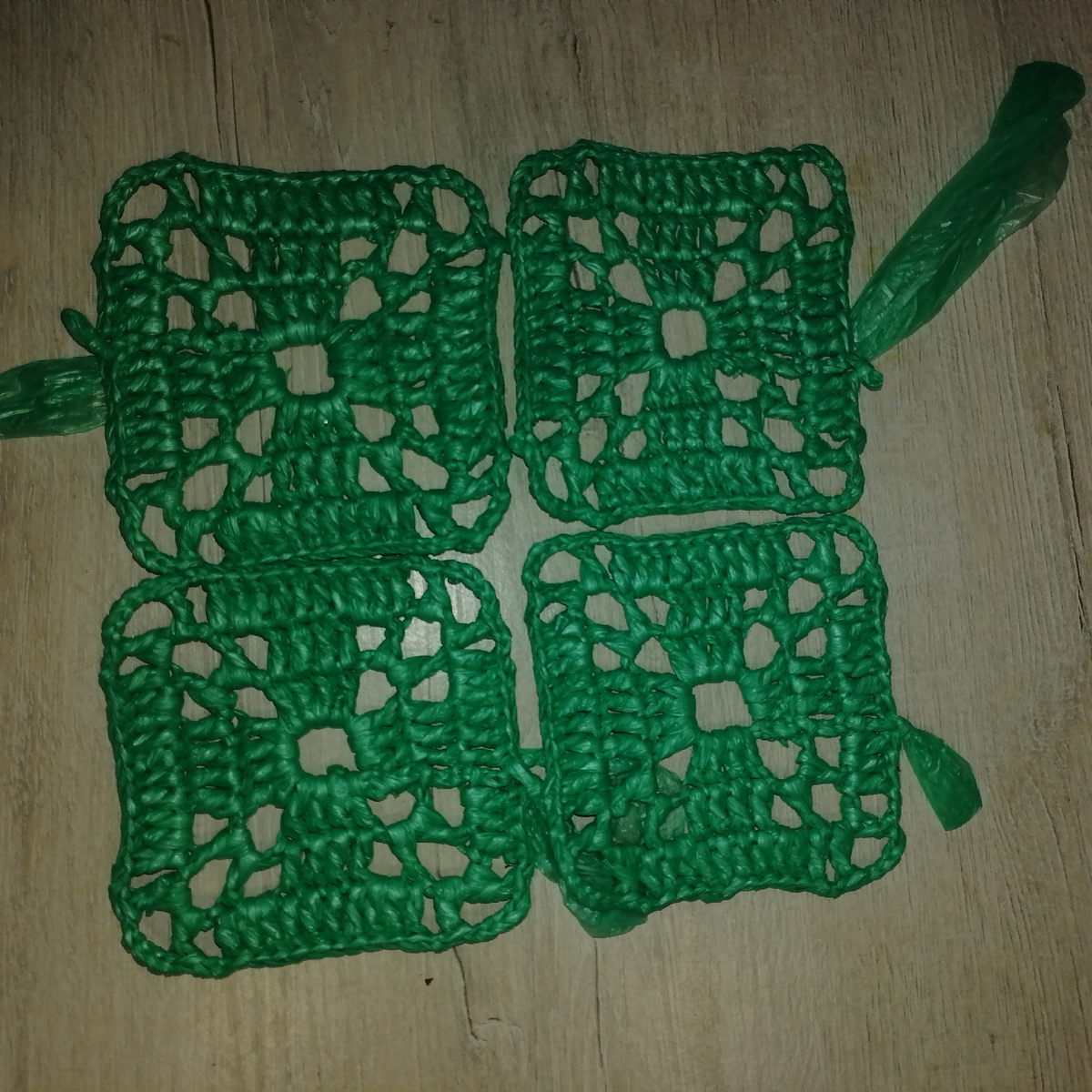 Вот связала квадраты, которые буду соединять