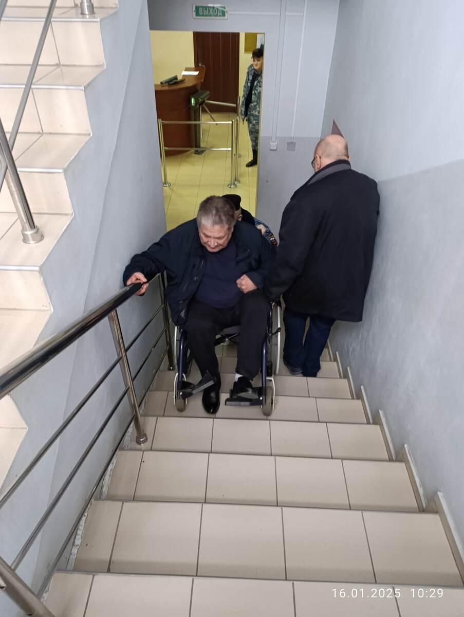 Сотрудники суда помогают подняться по ступенькам на судебное заседание. Фото предоставлено владельцем