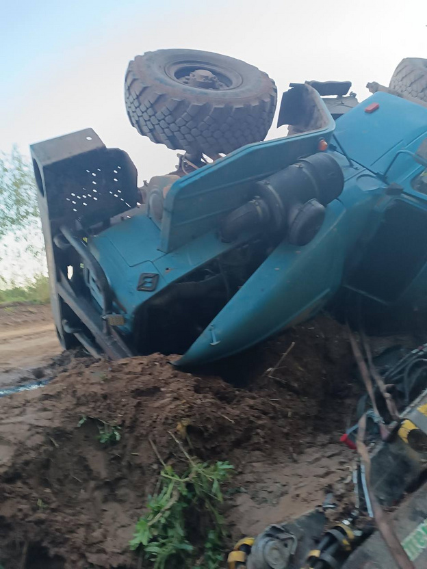    В Нагорском районе перевернулся грузовик, пострадал водитель